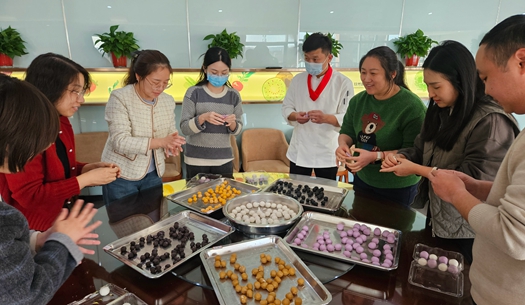 滾湯圓、猜燈謎、制花燈~~元宵節(jié)就要這樣過